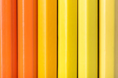 Makro fotoğraf sarı ve turuncu renk beyaz bir arka plan üzerinde birkaç keskin kalemler