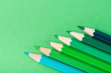 Makro fotoğraf Kağıt arka plan üzerinde yeşil renkteki birkaç keskin kalemler