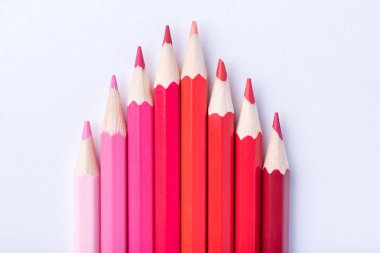 Makro fotoğraf birkaç keskin kalemler beyaz zemin üzerine kırmızı renk