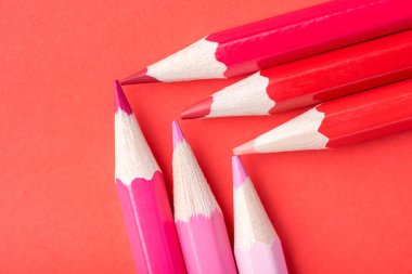 Makro fotoğraf Kağıt arka plan üzerinde kırmızı renkteki birkaç keskin kalemler