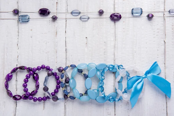 Plusieurs Beaux Bracelets Perles Pierres Bleu Rose Violet Sur Fond — Photo