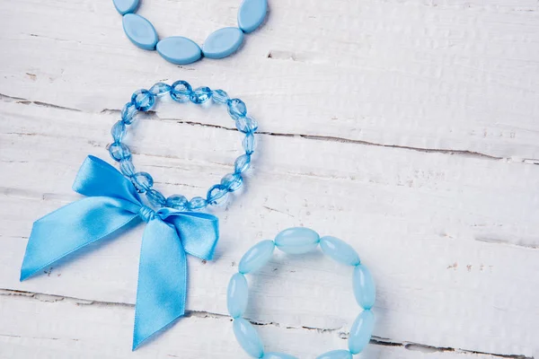 Plusieurs Beaux Bracelets Bleus Perles Sur Fond Bois Blanc — Photo