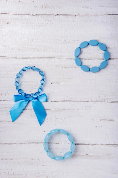 Mehrere Schöne Blaue Armbänder Aus Perlen Auf Weißem Holzhintergrund — Stockfoto