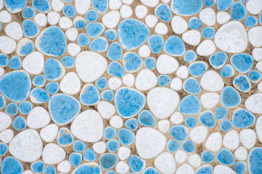 Güzel arka plan olarak yere düz taşları dekoratif mozaik yapılmış