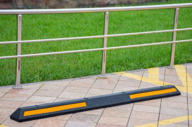 Modern lastik bariyer sokakta park yaz aylarında otomobiller için eskrim