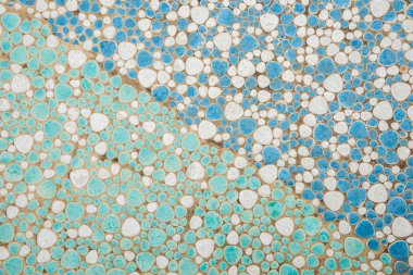 Güzel arka plan olarak yere düz taşları dekoratif mozaik yapılmış