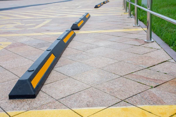 Esgrima Barreira Borracha Moderna Para Carros Estacionamento Verão Rua — Fotografia de Stock