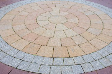 Kırmızı, sarı ve gri taş dekorasyon şehir olan ortaya konulan kaldırım