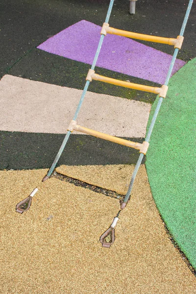 Sujeción Una Escalera Cuerda Una Cubierta Goma Parque Infantil Calle —  Fotos de Stock