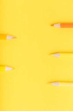 Makro fotoğraf sarı ve turuncu renk Kağıt arka plan üzerinde birkaç keskin kalemler