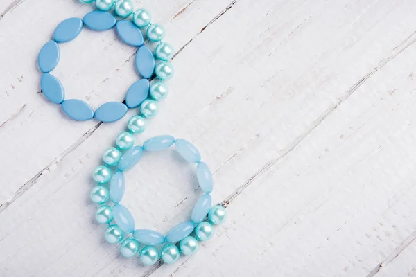 Plusieurs Beaux Bracelets Bleus Perles Sur Fond Bois Blanc — Photo