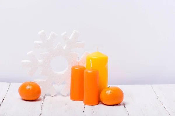 Funny Orange Mandarinky Svíčky Bílém Pozadí Dřevěná — Stock fotografie