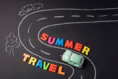 Oyuncak araba yolda chalked ve yazıt plastik harfler kara tahta seyahat