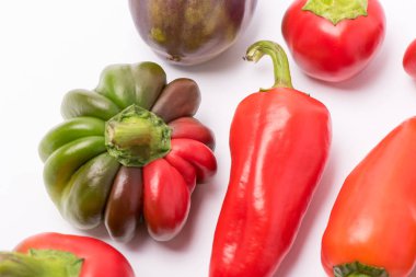 Birkaç güzel Olgun tatlı ve sıcak biber kırmızı ve turuncu beyaz bir arka plan üzerinde