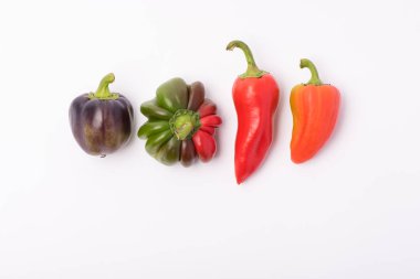 Birkaç güzel Olgun tatlı ve sıcak biber kırmızı ve turuncu beyaz bir arka plan üzerinde