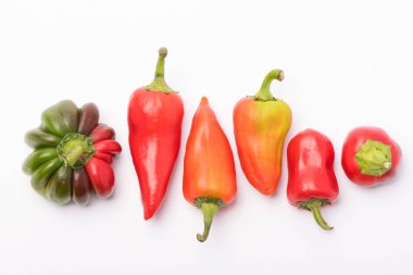 Birkaç güzel Olgun tatlı ve sıcak biber kırmızı ve turuncu beyaz bir arka plan üzerinde