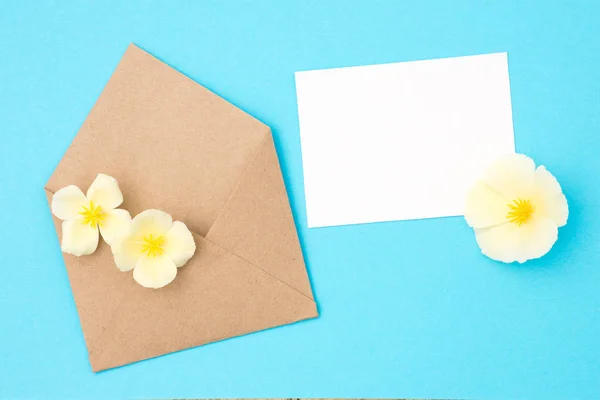 Umschlag Aus Bastelpapier Mit Einer Leeren Botschaft Und Schönen Weißen — Stockfoto