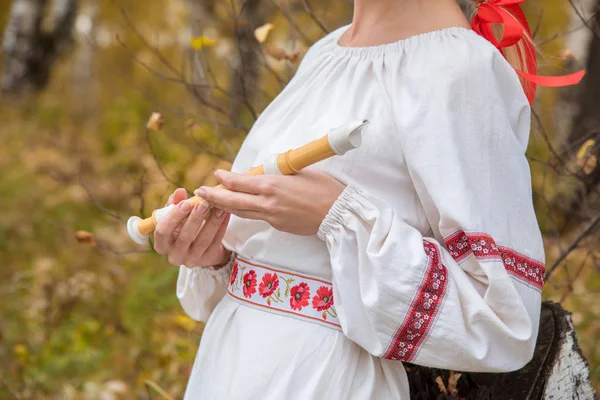 Ragazza Abito Slavo Tiene Mano Bel Flauto Nella Foresta Autunnale — Foto Stock