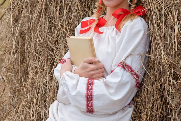 Beautiful Blonde Girl Slavic Dress Reads Book Haystack Autumn — Stock Photo, Image