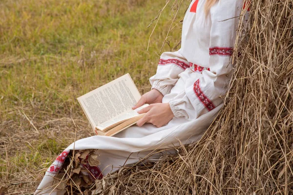 Menina Loira Bonita Vestido Eslavo Livro Palheiro Outono — Fotografia de Stock