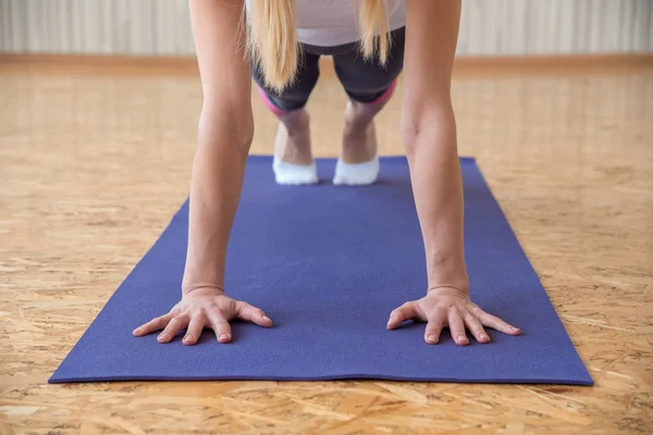 Chica Practica Yoga Gimnasio Para Los Brazos Tabla Ejercicios — Foto de Stock