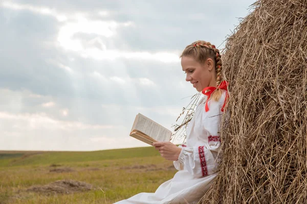 Beautiful Blonde Girl Slavic Dress Reads Book Haystack Autumn — Stock Photo, Image