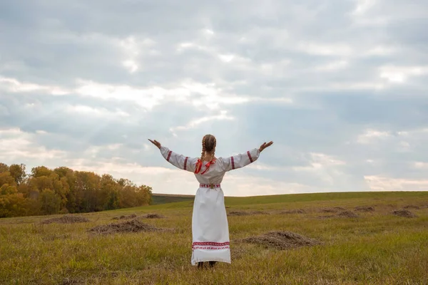 Beautiful Girl Slavic Dress Red Ribbon Her Hair Standing Field — Stock Photo, Image