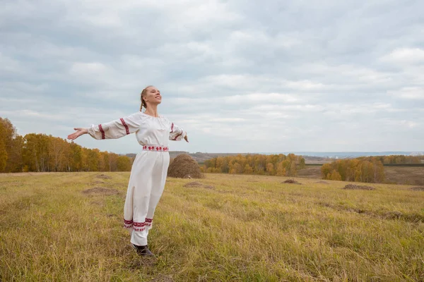 Beautiful Girl Slavic Dress Red Ribbon Her Hair Standing Field — Stock Photo, Image