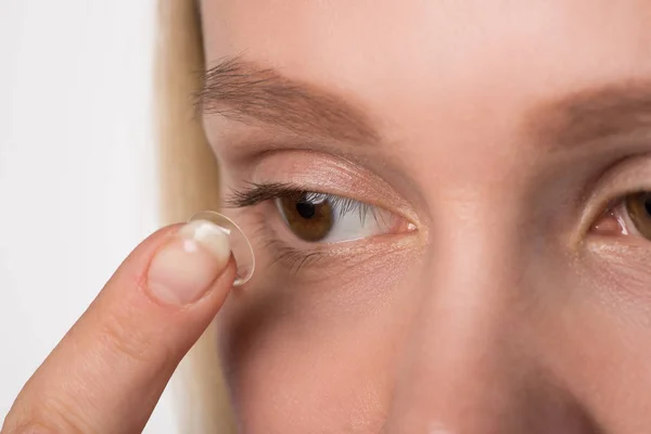 Dívka Krásnými Hnědýma Očima Nosí Kontaktní Čočky Pro Vidění — Stock fotografie