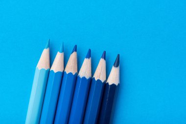 Makro fotoğraf mavi renk Kağıt arka plan üzerinde birkaç keskin kalemler