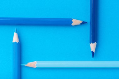 Makro fotoğraf mavi renk Kağıt arka plan üzerinde birkaç keskin kalemler