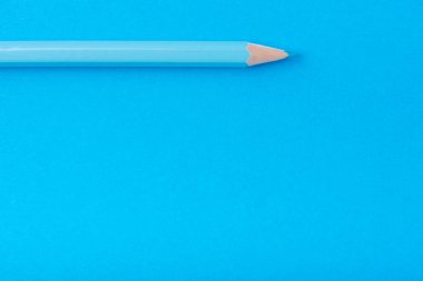 Makro fotoğraf mavi renk Kağıt arka plan üzerinde birkaç keskin kalemler