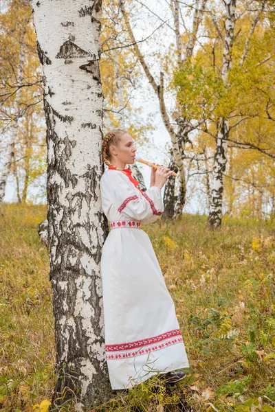 Menina Bonita Com Tranças Roupas Eslavas Tocando Flauta Floresta Outono — Fotografia de Stock