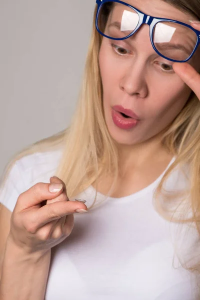 Bella Ragazza Bionda Con Gli Occhiali Che Tiene Una Lente — Foto Stock