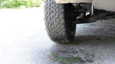 Yeşil sıvı antifriz yazın arabadan asfalta akar.