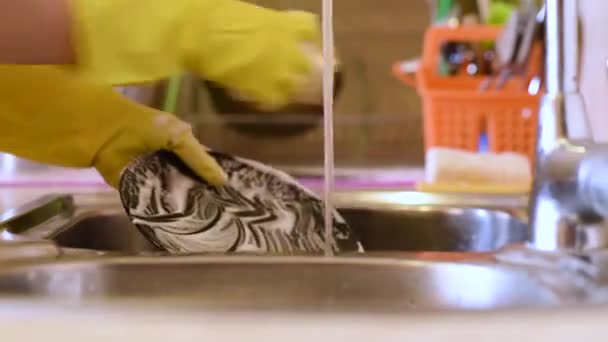 ゴム手袋をはめて家で食器を洗う女 — ストック動画