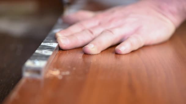 男は家具を組み立てるために木製の茶色の板に穴を開ける — ストック動画