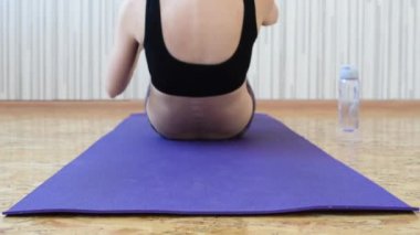 Güzel ince esmer kız mor halı üzerinde basın sallar