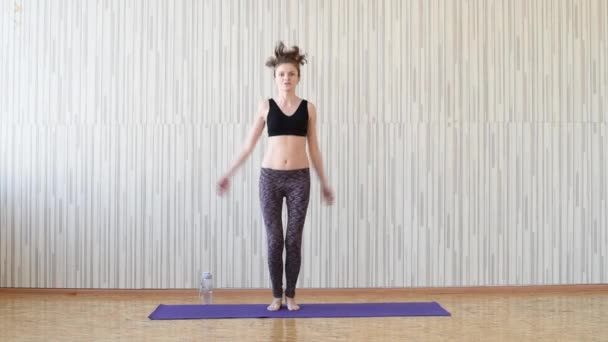 Mooie Slanke Brunette Meisje Betrokken Bij Sport Gymnastiek Een Paarse — Stockvideo