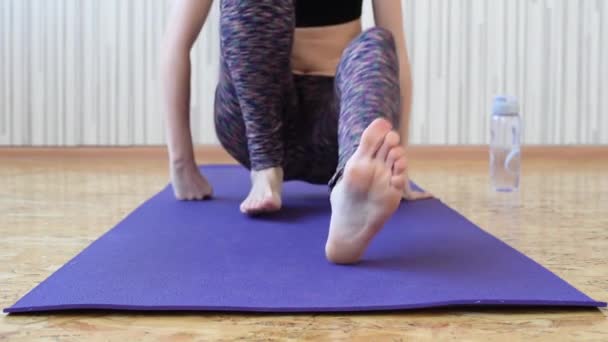 Mooie Slanke Brunette Meisje Betrokken Bij Sport Gymnastiek Een Paarse — Stockvideo