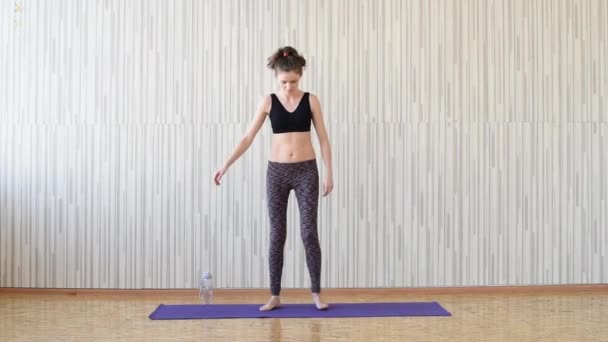 Mooie Slanke Brunette Meisje Betrokken Bij Sport Gymnastiek Een Paarse — Stockvideo