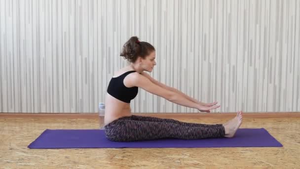 Mooie Slanke Brunette Meisje Betrokken Bij Sport Gymnastiek Een Paarse — Stockvideo