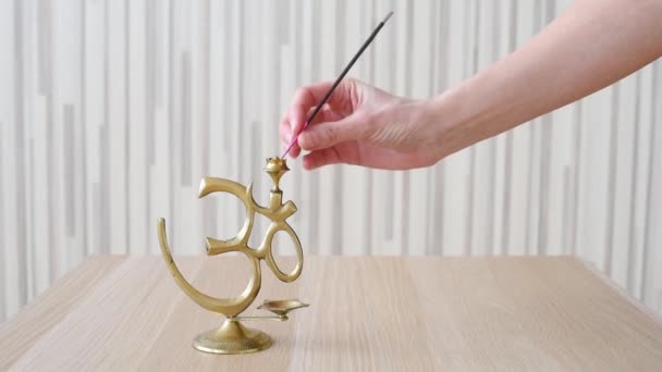 黄金のマントラ の伝統的なインドの小像と 梨花手によって出した香の杖 — ストック動画