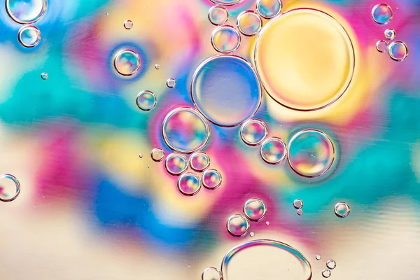 Όμορφη μακρο φωτογραφία σταγόνες νερού σε λάδι με ένα πολύχρωμο b — Φωτογραφία Αρχείου