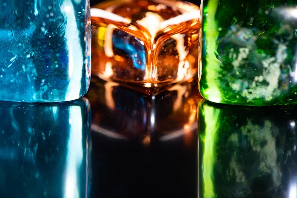 Foto macro de cubos de vidro de cores diferentes em um backgr preto — Fotografia de Stock