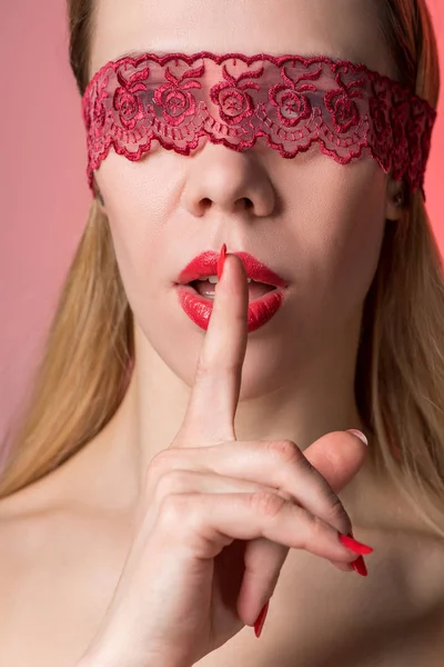 Красива сексуальна жінка з мереживом на очах на червоному тлі — стокове фото