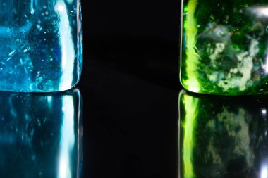 Siyah bir arka plan müziği üzerinde farklı renklerde cam küpleri makro fotoğrafı