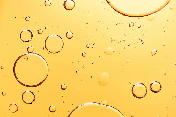 Sarı Bac ile yağ su damlacıkları güzel makro fotoğrafı