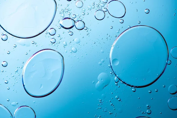 青い backg で油の水滴の美しいマクロ写真 — ストック写真