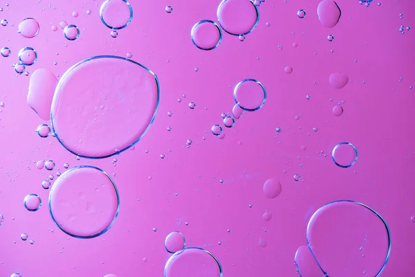 Bela foto macro de gotas de água em óleo com um bac violeta — Fotografia de Stock